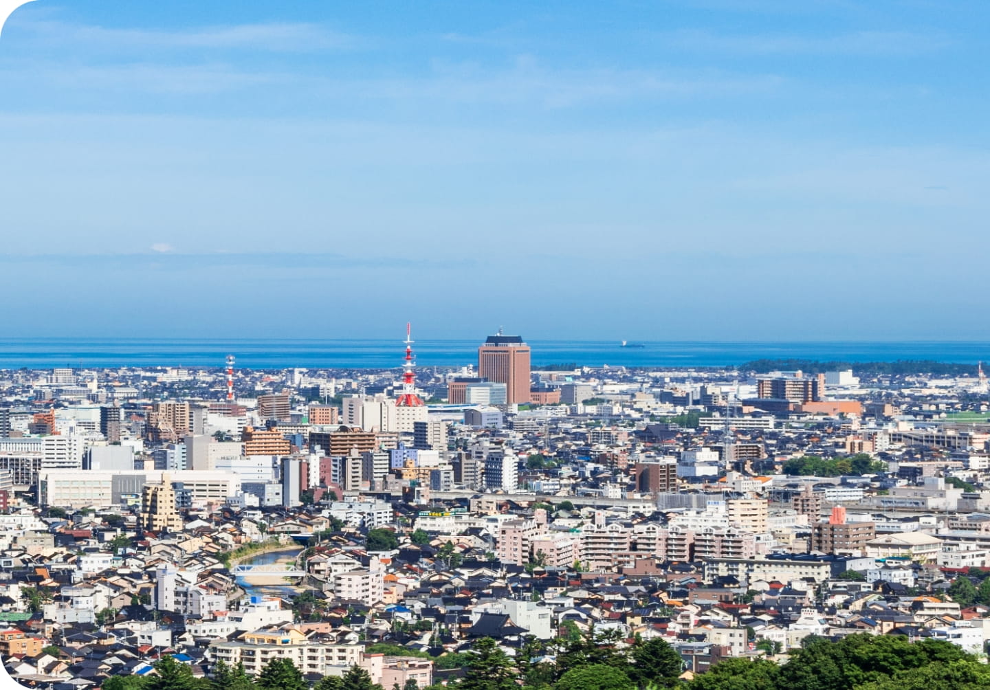 金沢市の街並みと日本海を望む風景